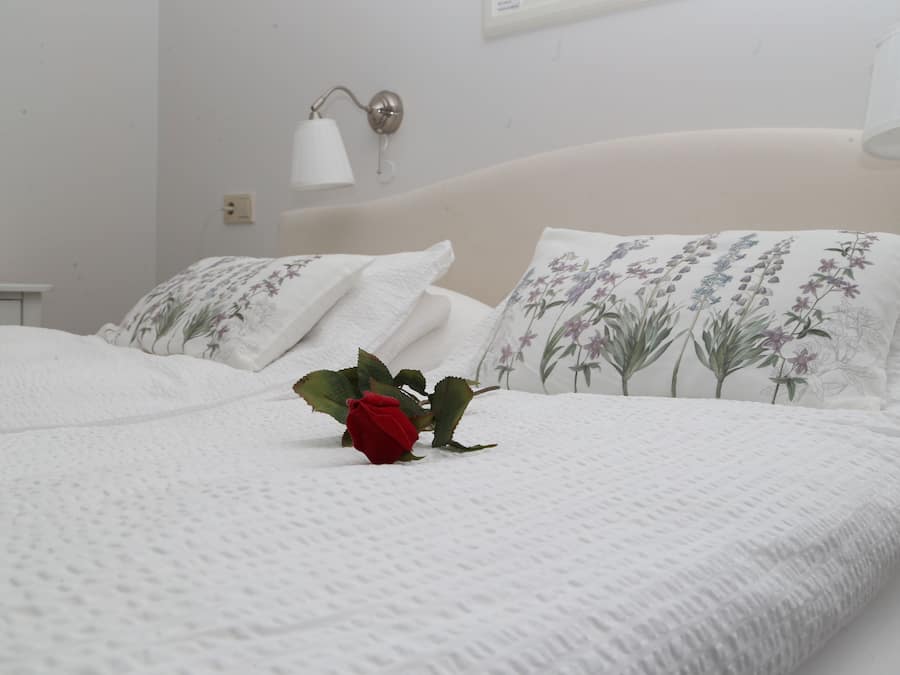 Tweepersoonskamer, privébadkamer | Verduisterende gordijnen, geluiddichte muren, gratis wifi, beddengoed