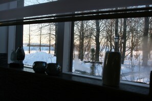 Suite estudio Confort, vista al jardín | Sala de estar | Televisión de pantalla plana