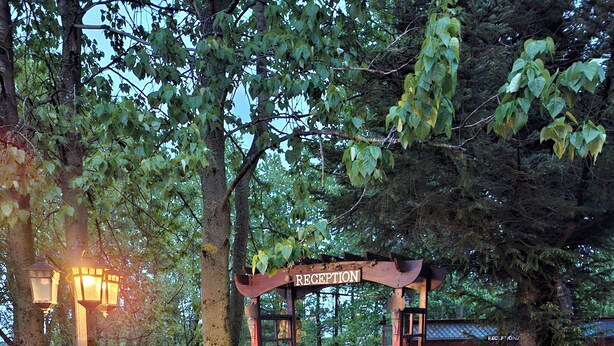 A reception archway with a sign, a pathway, and a flower basket. - Country Dream guesthouse (Selfoss)
