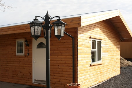 Blackout drapes, soundproofing, free WiFi, bed sheets. Country Dream guesthouse