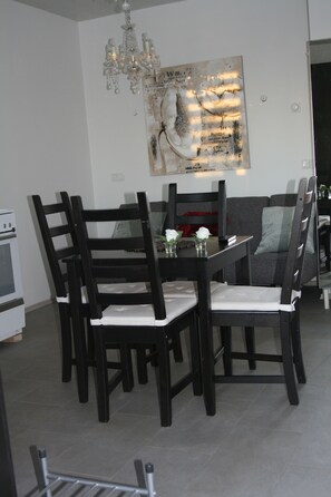 Studiosvit Comfort - utsikt mot trädgården | Vardagsrum | Platt-tv