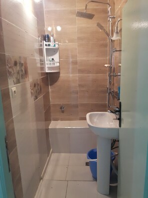 Appartement | Salle de bain | Douche, articles de toilette gratuits, sèche-cheveux