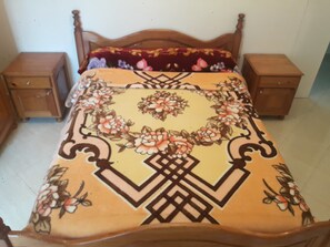 3 bedrooms, premium bedding, desk, iron/ironing board