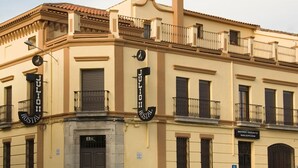 Un edificio con balcones y un cartel que dice 'JULIO II HOSTAL'.