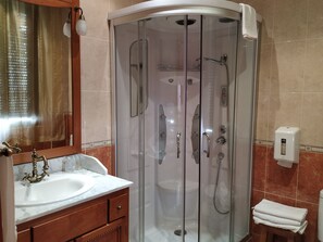 Triple Room | Bathroom | Deep soaking tub, free toiletries, hair dryer, towels - Hotel Julio (Trujillo)