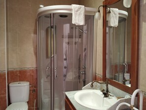 Quadruple Room | Bathroom | Deep soaking tub, free toiletries, hair dryer, towels - Hotel Julio (Trujillo)