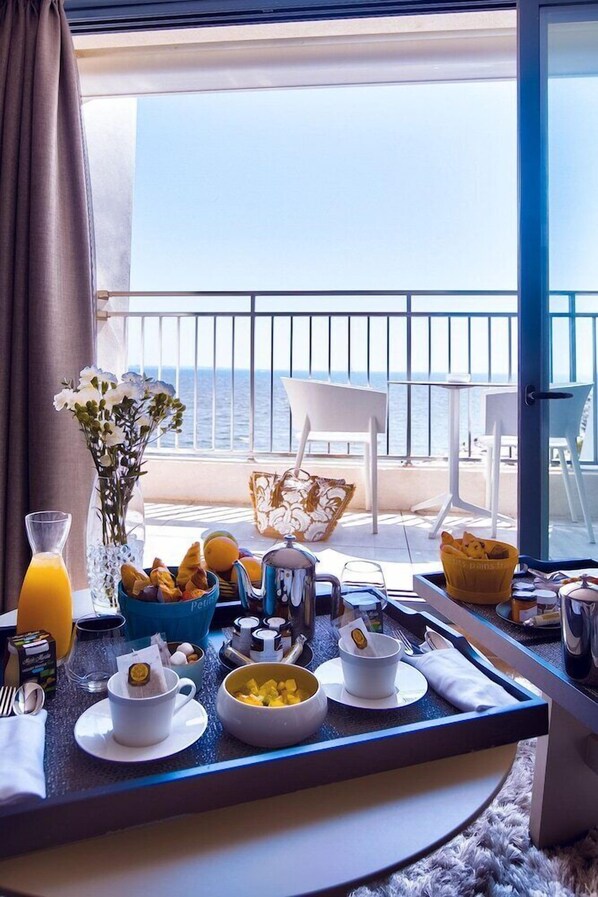 Outdoor dining - Hotel La Plage Art et Emotions (La Grande-Motte)