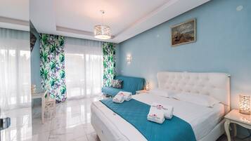 Luxury studio | Premium bedding, in-room safe, desk, soundproofing