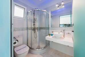 Spring water bathtub, rainfall showerhead, free toiletries, hair dryer
