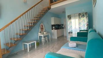 Suite Split Level | Seprai premium, brankas, meja kerja, dan kedap suara