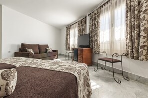 Quarto triplo família | Frigobar, cofres nos quartos, escrivaninha