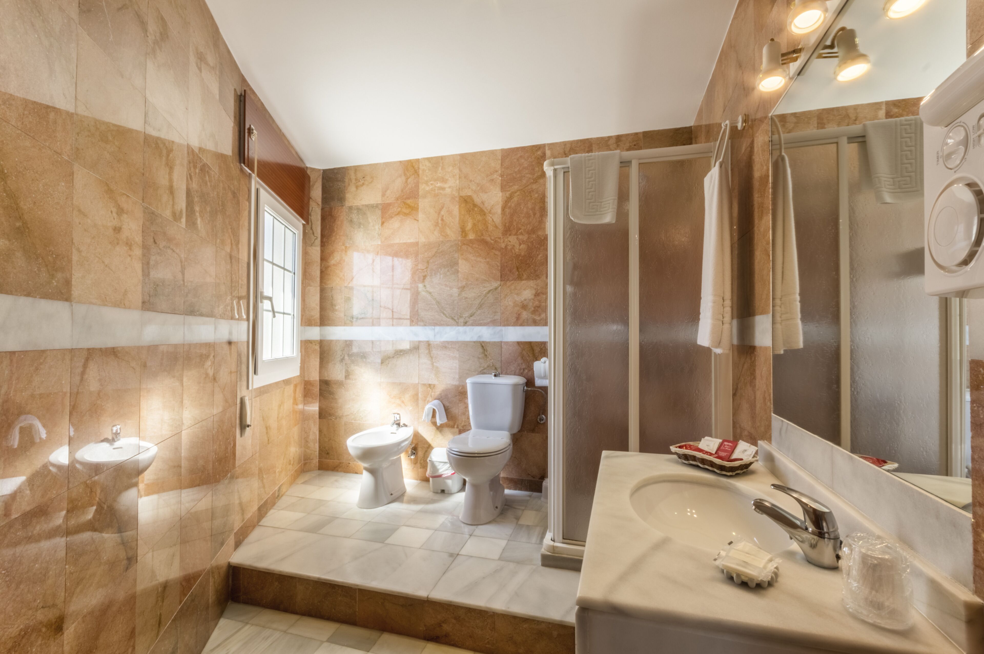 triple room | bathroom | shower, free toiletries, hair dryer, bidet