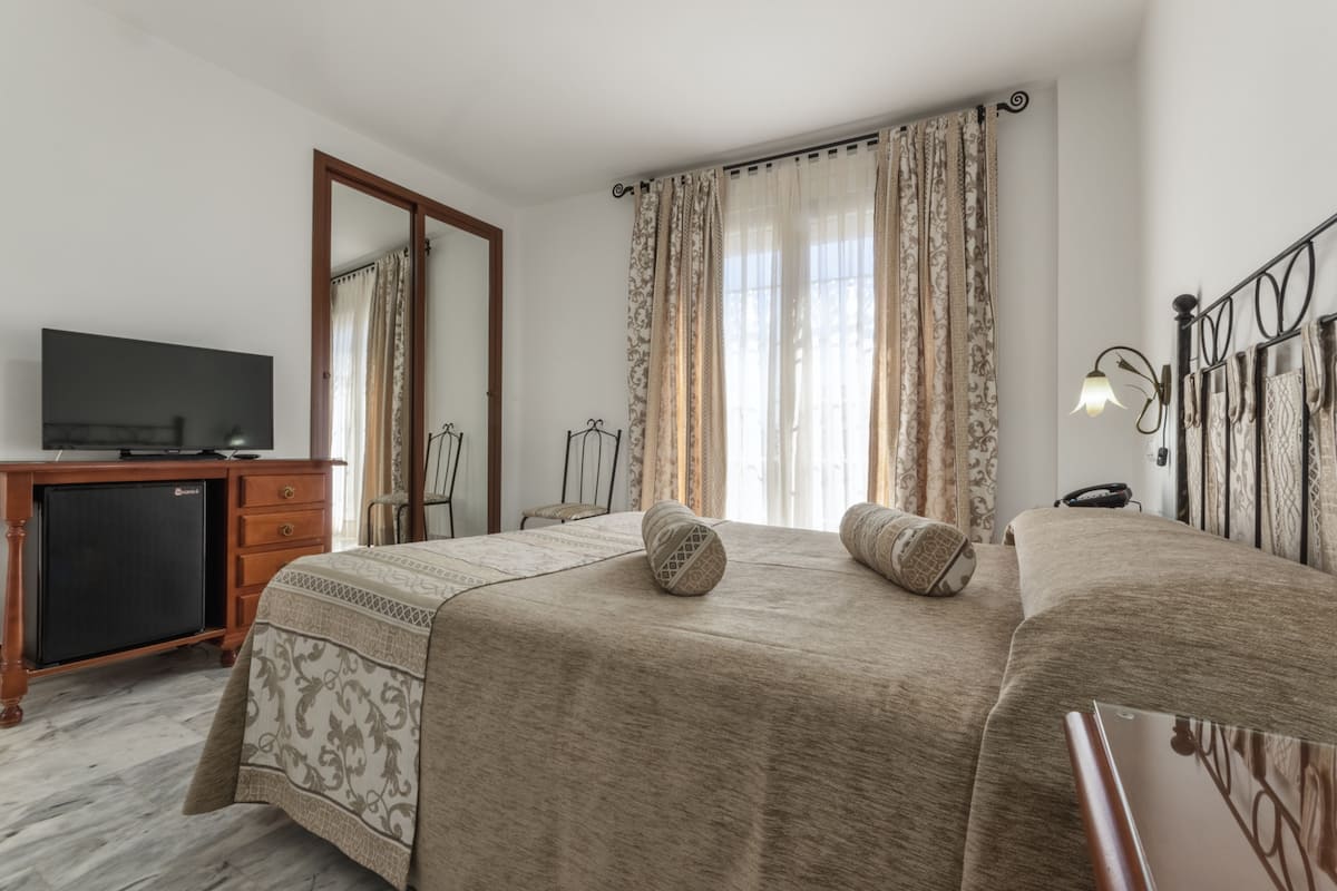 minibar, in-room safe, desk, laptop workspace