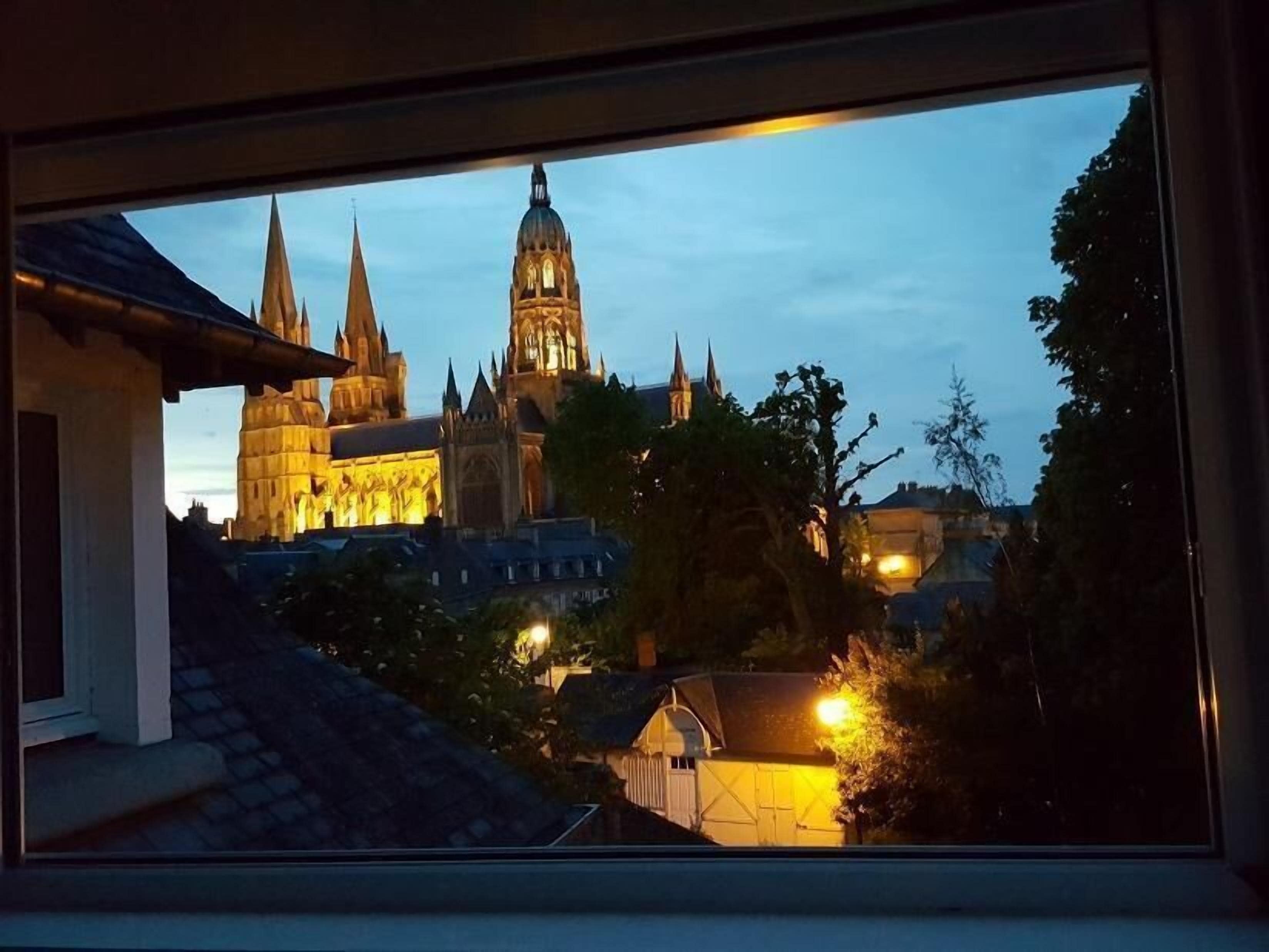 1 غرفة نوم وأغطية فراش متميزة وبديكورات فريدة لكل غرفة