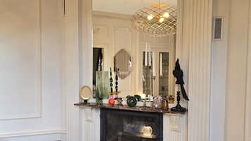 Petit déjeuner continental (12 EUR par personne)