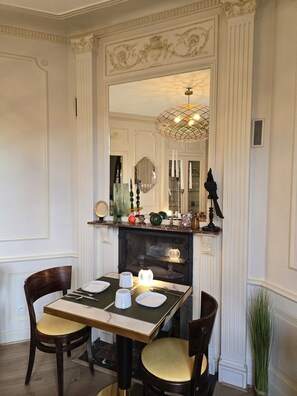 Daily continental breakfast (EUR 12 per person) - Castel Bayeux Guesthouse (Bayeux)