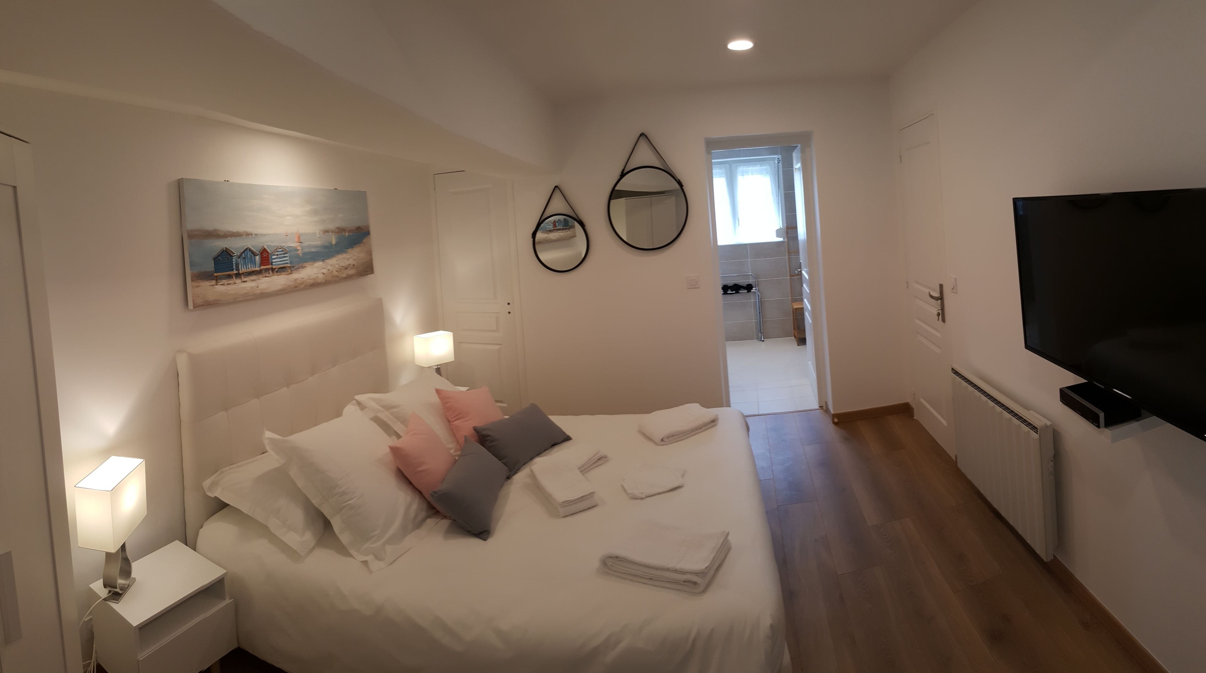 1 غرفة نوم وأغطية فراش متميزة وبديكورات فريدة لكل غرفة