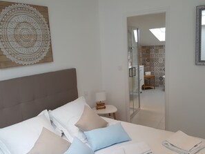 1 bedroom, premium bedding, individually decorated - Castel Bayeux Guesthouse (Bayeux)