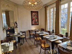 Daily continental breakfast (EUR 12 per person)