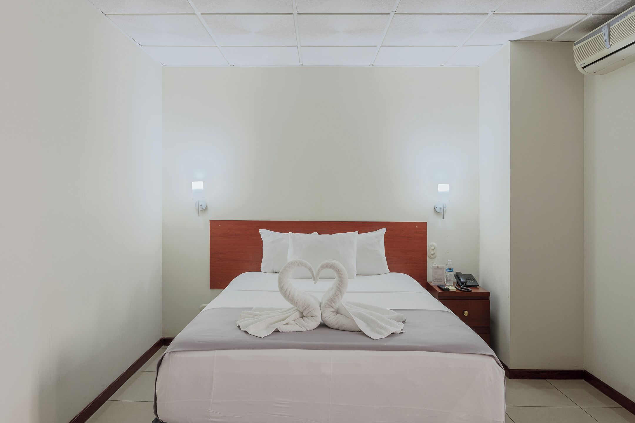 Quarto solteiro clássico, 1 cama de casal, para não fumantes | Roupas de cama antialérgicas, escrivaninha