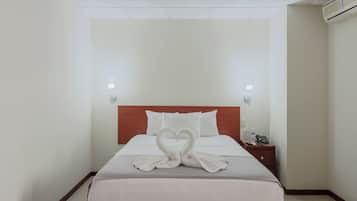 Quarto solteiro clássico, 1 cama de casal, para não fumantes | Roupas de cama antialérgicas, escrivaninha