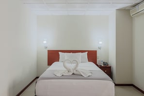 Quarto solteiro clássico, 1 cama de casal, para não fumantes | Roupas de cama antialérgicas, escrivaninha