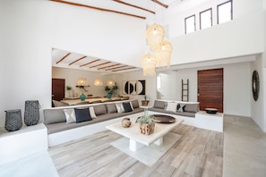 Exclusief huis | Woonkamer | Smart-tv, een open haard, een videogameconsole en Netflix