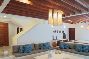 Casa Marivan | Oppholdsrom | Smart-TV, peis, TV-spill og Netflix