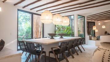 Exclusive House, 5 Bedrooms | Dining room