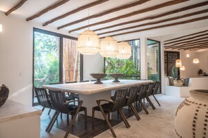 Exclusive House, 5 Bedrooms | Dining room