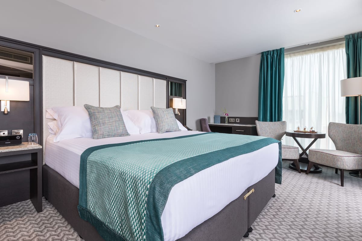 Luxe beddengoed, een kluis op de kamer, een bureau, een laptopwerkplek