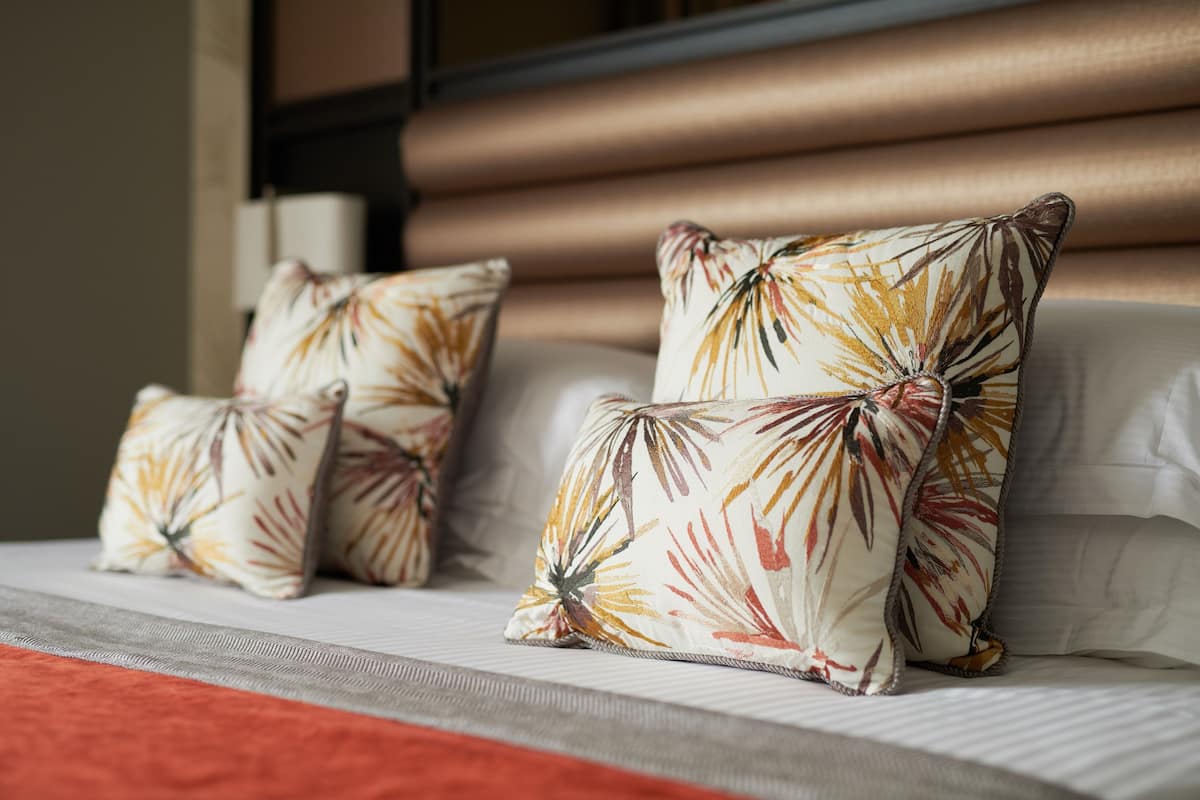 Suite, uitzicht op stad | Luxe beddengoed, een kluis op de kamer, een bureau, een laptopwerkplek