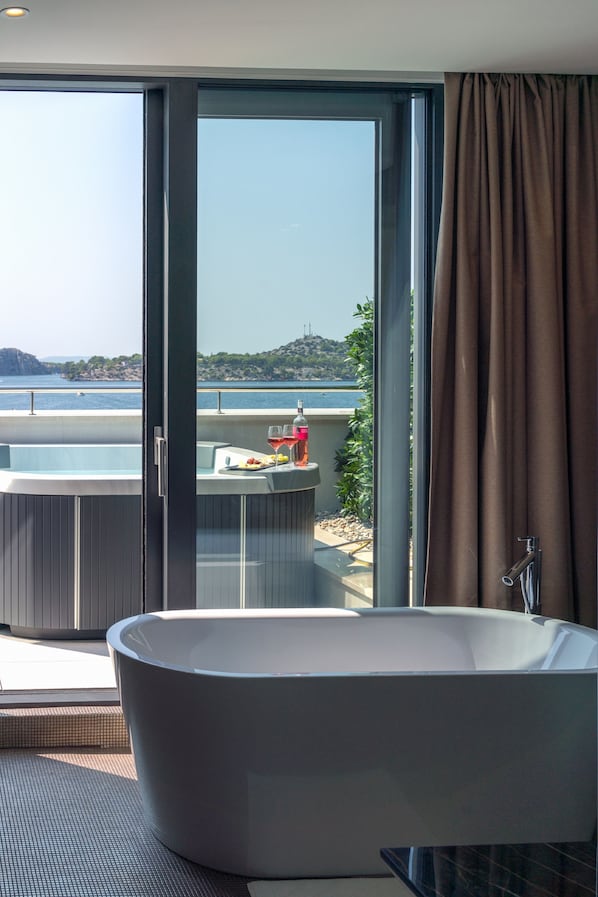 Executive Suite, 1 Bedroom, Sea View | Bathroom