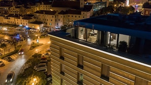 Fassade der Unterkunft – Abend/Nacht