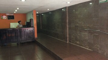 ฝ่ายต้อนรับ