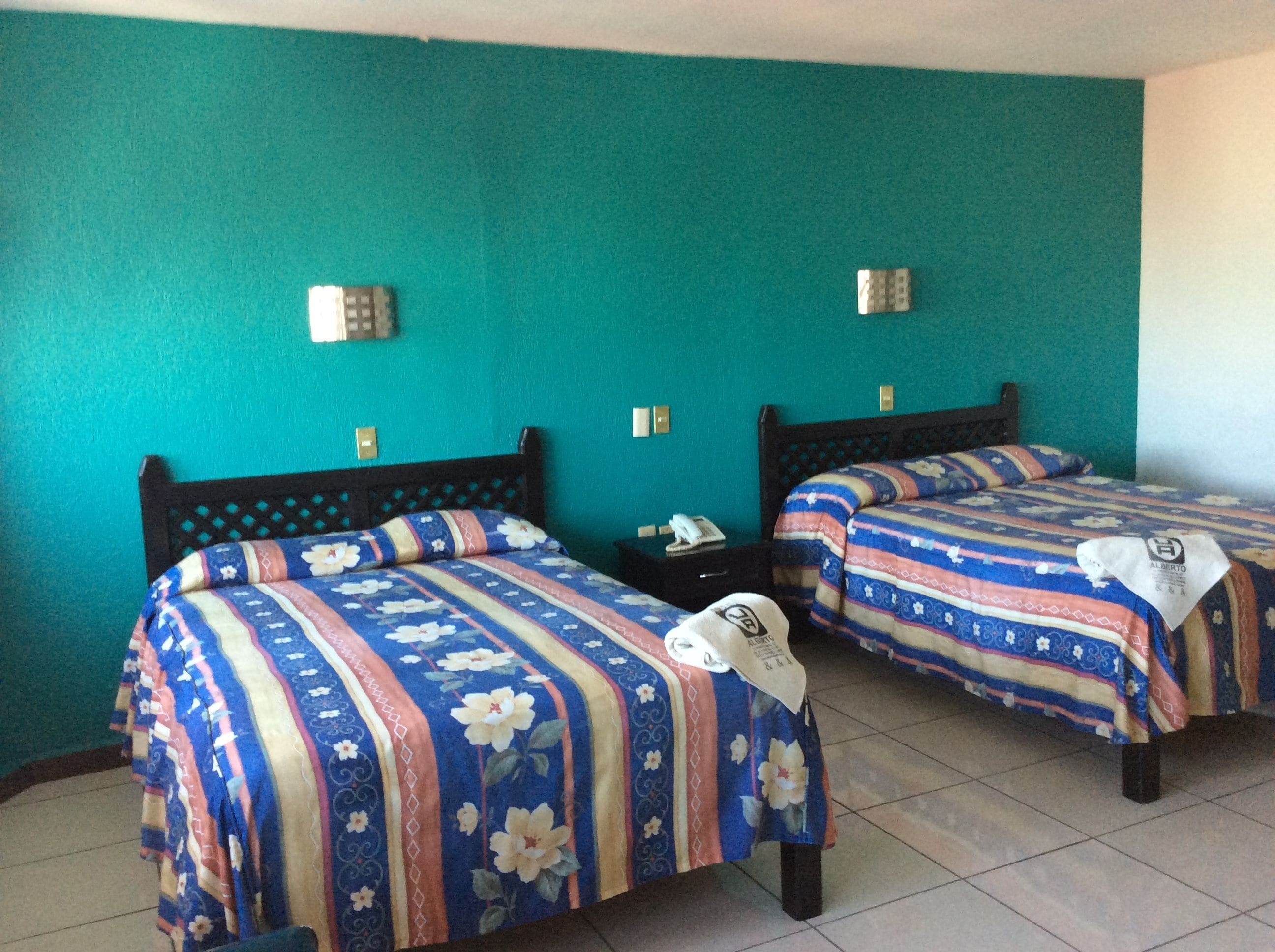 1 habitación, caja de seguridad en la habitación y escritorio 