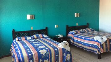 1 habitación, caja de seguridad en la habitación y escritorio