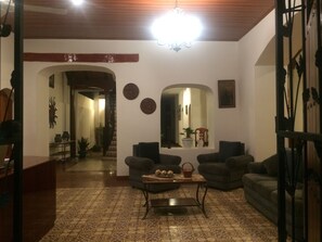 Coin salon dans le hall