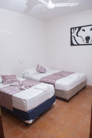 Comfort Triple Room, Multiple Beds | Desk, soundproofing, free WiFi, bed sheets - hotel Hellenika (León)