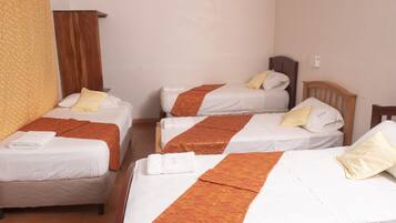 Habitación triple Confort, varias camas | Escritorio, insonorización, wifi gratis y ropa de cama