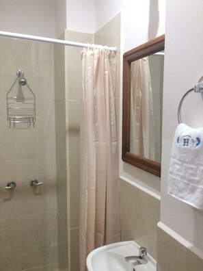 Classic Single Room, 1 Single Bed, Non Smoking | Bathroom | Shower, free toiletries, towels - hotel Hellenika (León)