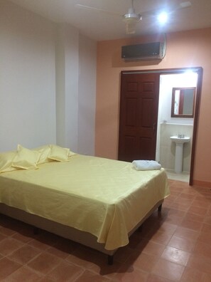 مكتب وتجهيزات عازلة للصوت وواي فاي مجانًا وملاءات أسرّة