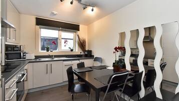 Comfort House, 2 Bedrooms | Private kitchen | Full-sized fridge, microwave, oven, stovetop