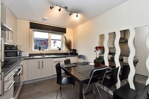 Comfort-Haus, 2 Schlafzimmer | Eigene Küche | Großer Kühlschrank, Mikrowelle, Ofen, Herdplatte