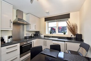 Comfort-Haus, 2 Schlafzimmer | Eigene Küche | Großer Kühlschrank, Mikrowelle, Ofen, Herdplatte