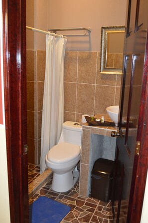 Eenvoudige tweepersoonskamer, 5 slaapkamers | Badkamer | Een douche, een diep bad, gratis toiletartikelen, handdoeken