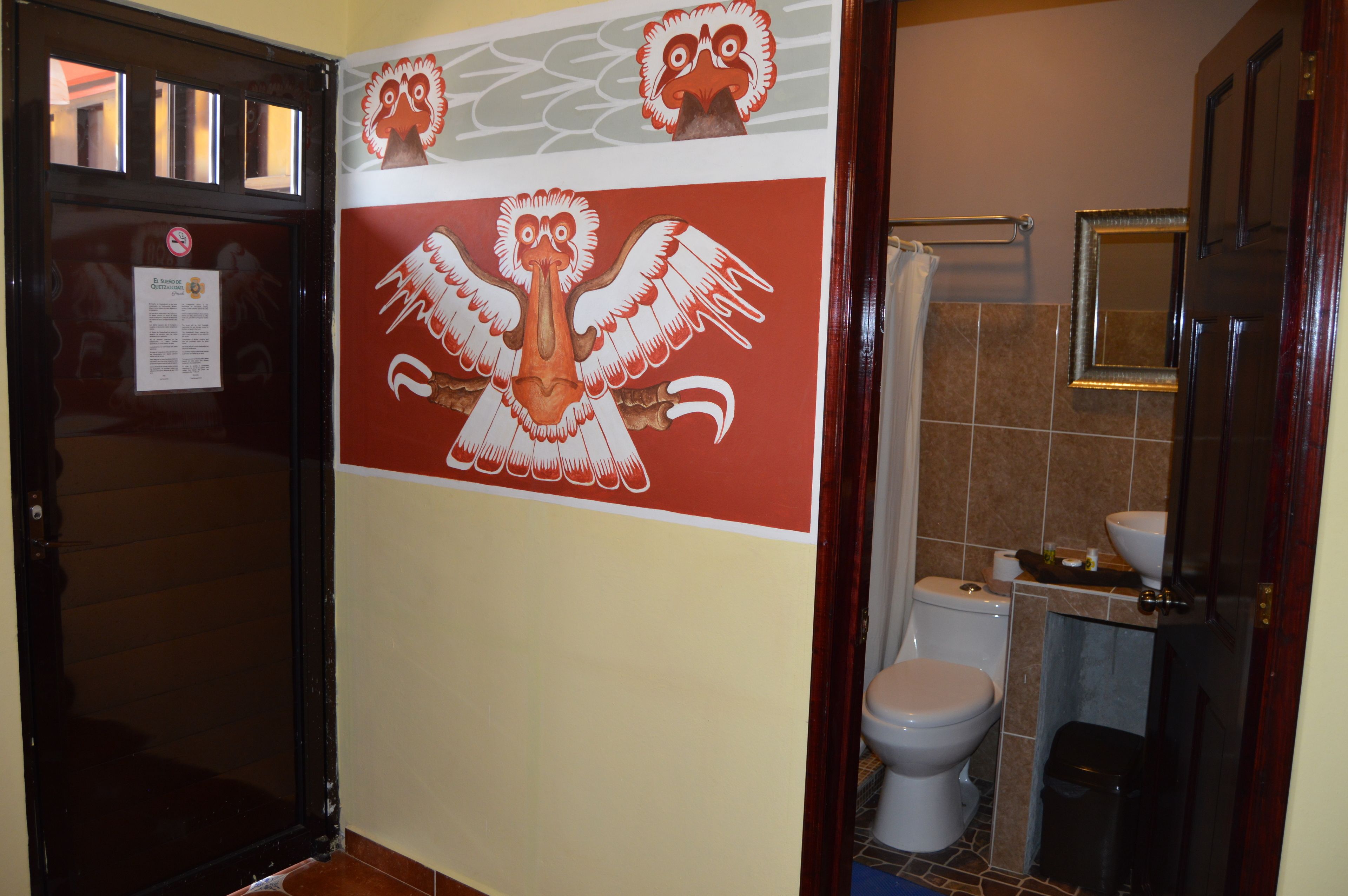 Un baño con inodoro, ducha y lavamanos.