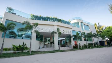 Piscine extérieure, chaises longues