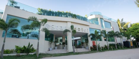 Alberca al aire libre y camastros