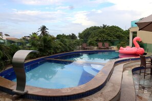 Piscine extérieure, chaises longues
